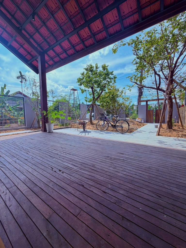 Hiên nhà rợp bóng cây chòi mòi Nhà Ku Nửa